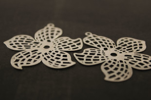 Филигранные элементы 4 см цветок 2 шт под серебро